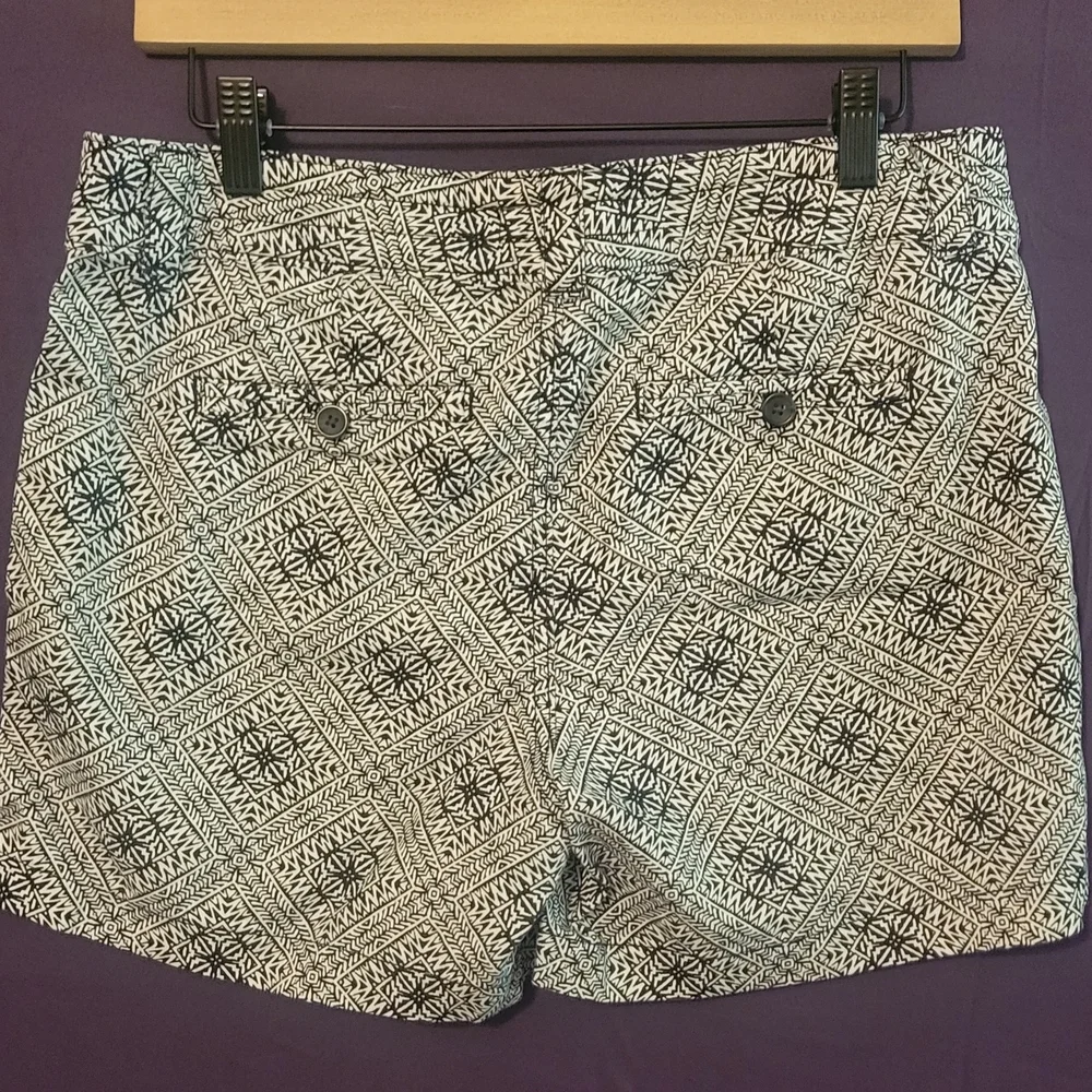 Banana Republic Patterned Black and White Women Shorts. Size 6